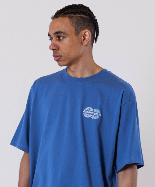 ALL DAY HOOPS(オールデイフープス)の「ADH ワールドワイド オーバーサイズ 半袖Tシャツ ブルー(Tシャツ/カットソー・メンズ・その他・1/2/3)」の9枚目の写真