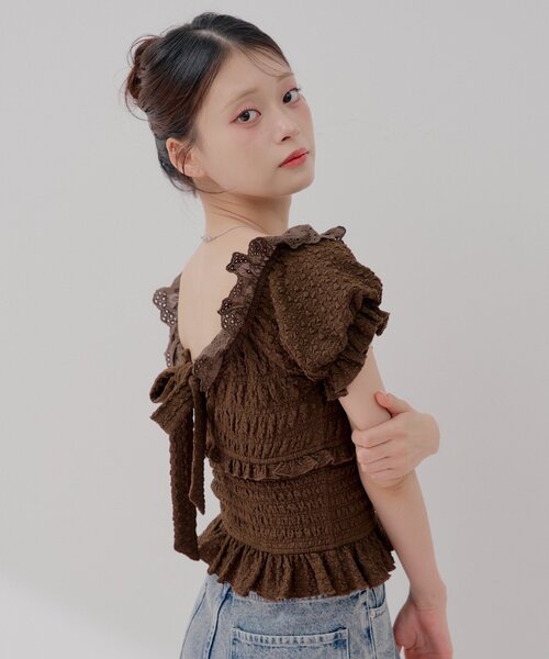 Chico(チコ)の「【セットアップ対応】シャーリングパフスリーブトップス(Tシャツ/カットソー・レディース・ブラウン/ベージュ/ホワイト/ブラック・FREE)」の4枚目の写真