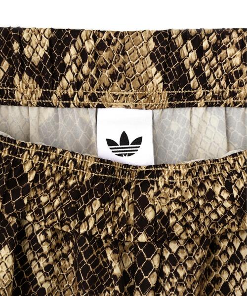 adidas（アディダス）の「adidas Originals/アディダス オリジナルス/SATIN SNAKE W LEG TRACK PANTS（その他パンツ・レディース・ブラウン系その他3/ベージュ・M/L/S）」の4枚目の写真