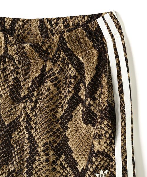 adidas（アディダス）の「adidas Originals/アディダス オリジナルス/SATIN SNAKE W LEG TRACK PANTS（その他パンツ・レディース・ブラウン系その他3/ベージュ・M/L/S）」の5枚目の写真
