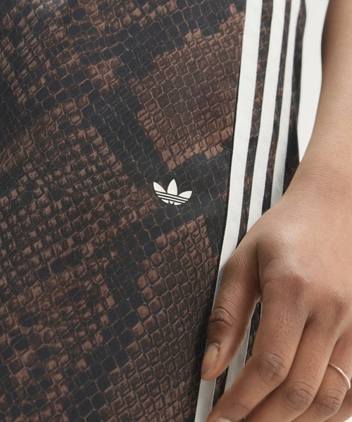 adidas（アディダス）の「adidas Originals/アディダス オリジナルス/SATIN SNAKE W LEG TRACK PANTS（その他パンツ・レディース・ブラウン系その他3/ベージュ・M/L/S）」の16枚目の写真