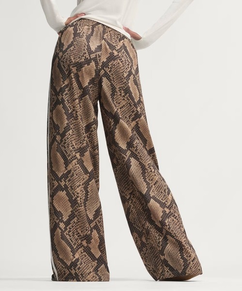 adidas（アディダス）の「adidas Originals/アディダス オリジナルス/SATIN SNAKE W LEG TRACK PANTS（その他パンツ・レディース・ブラウン系その他3/ベージュ・M/L/S）」の18枚目の写真