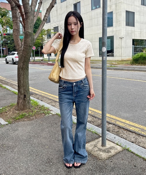 UNE MANSION（ユヌマンション）の「【レイヤード用におすすめ】デイリー花柄UネックアンバランスミドルTシャツカットソー（Tシャツ/カットソー・レディース・クリーム/オートミール・FREE）」の3枚目の写真