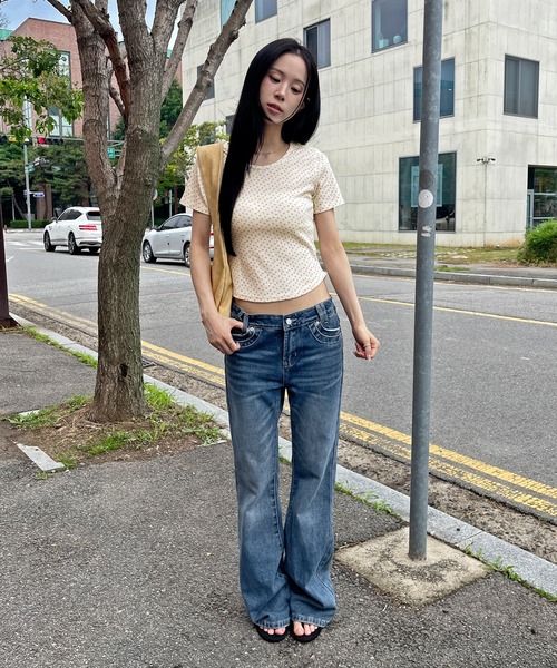 UNE MANSION（ユヌマンション）の「【レイヤード用におすすめ】デイリー花柄UネックアンバランスミドルTシャツカットソー（Tシャツ/カットソー・レディース・クリーム/オートミール・FREE）」の4枚目の写真