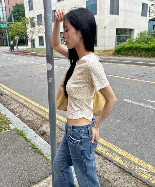 UNE MANSION（ユヌマンション）の「【レイヤード用におすすめ】デイリー花柄UネックアンバランスミドルTシャツカットソー（Tシャツ/カットソー・レディース・クリーム/オートミール・FREE）」の5枚目の写真
