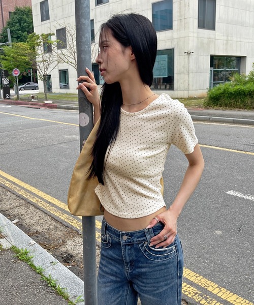 UNE MANSION（ユヌマンション）の「【レイヤード用におすすめ】デイリー花柄UネックアンバランスミドルTシャツカットソー（Tシャツ/カットソー・レディース・クリーム/オートミール・FREE）」の6枚目の写真