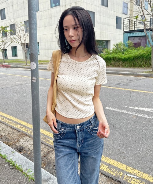 UNE MANSION（ユヌマンション）の「【レイヤード用におすすめ】デイリー花柄UネックアンバランスミドルTシャツカットソー（Tシャツ/カットソー・レディース・クリーム/オートミール・FREE）」の9枚目の写真