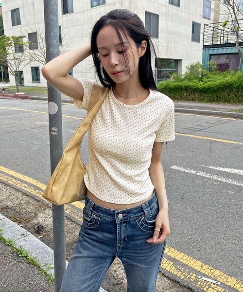 UNE MANSION（ユヌマンション）の「【レイヤード用におすすめ】デイリー花柄UネックアンバランスミドルTシャツカットソー（Tシャツ/カットソー・レディース・クリーム/オートミール・FREE）」の10枚目の写真