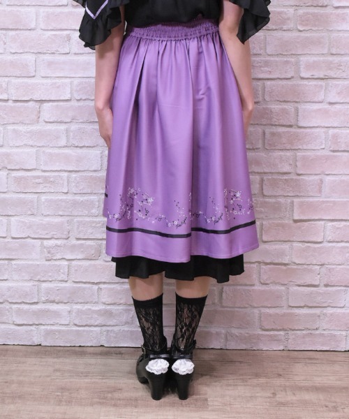 axes femme POETIQUE（アクシーズファムポエティック）の「スパークル刺繍配色ＳＫ（スカート・レディース・ラベンダー/ブラック・MEDIUM）」の5枚目の写真