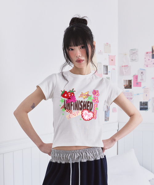 PAGESIISII(ページシシ)の「アンフィニッシュドステッカーズプリンティングスリムフィット半袖Tシャツアイボリー(Tシャツ/カットソー・レディース・その他・MEDIUM/LARGE)」の2枚目の写真