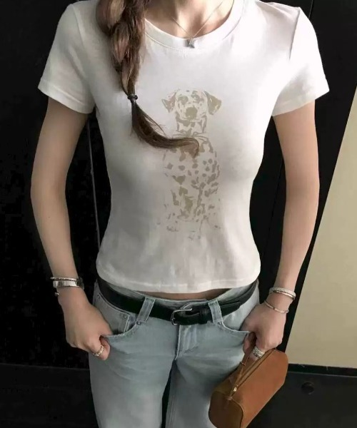 Sibra(シブラ)の「ヴィンテージライクドッグプリントコンパクトフィットTシャツ(Tシャツ/カットソー・レディース・ブルー/ホワイト/ブラック・M)」の2枚目の写真
