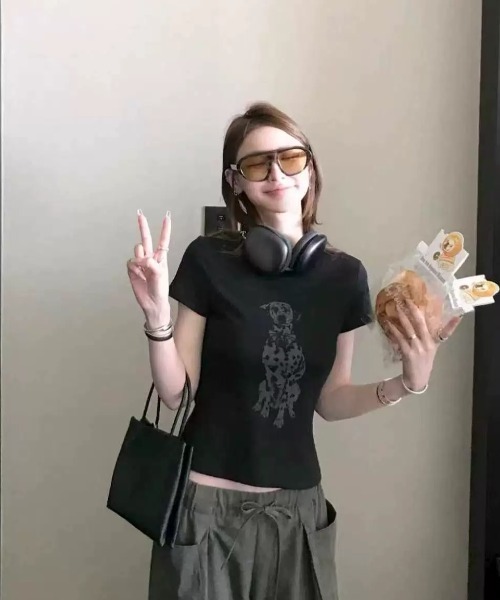 Sibra(シブラ)の「ヴィンテージライクドッグプリントコンパクトフィットTシャツ(Tシャツ/カットソー・レディース・ブルー/ホワイト/ブラック・M)」の13枚目の写真