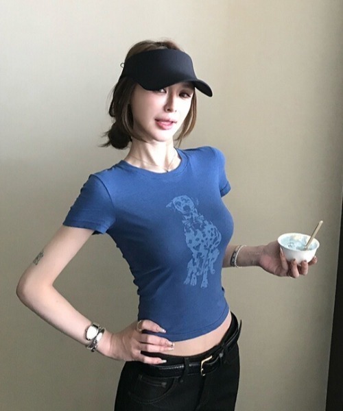 Sibra(シブラ)の「ヴィンテージライクドッグプリントコンパクトフィットTシャツ(Tシャツ/カットソー・レディース・ブルー/ホワイト/ブラック・M)」の6枚目の写真
