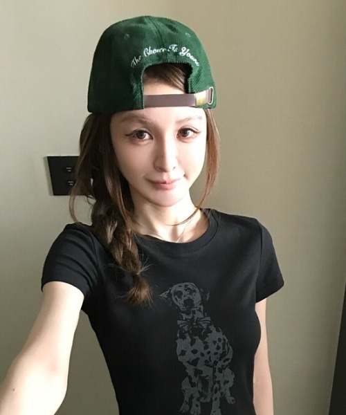 Sibra(シブラ)の「ヴィンテージライクドッグプリントコンパクトフィットTシャツ(Tシャツ/カットソー・レディース・ブルー/ホワイト/ブラック・M)」の16枚目の写真