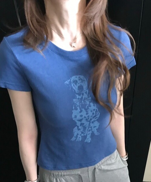 Sibra(シブラ)の「ヴィンテージライクドッグプリントコンパクトフィットTシャツ(Tシャツ/カットソー・レディース・ブルー/ホワイト/ブラック・M)」の4枚目の写真