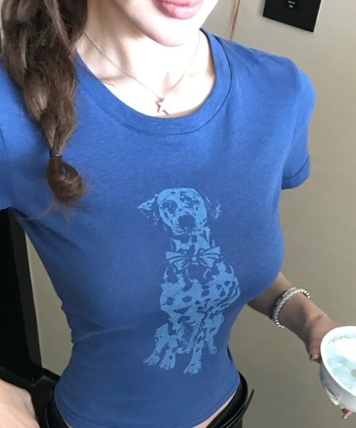 Sibra(シブラ)の「ヴィンテージライクドッグプリントコンパクトフィットTシャツ(Tシャツ/カットソー・レディース・ブルー/ホワイト/ブラック・M)」の10枚目の写真