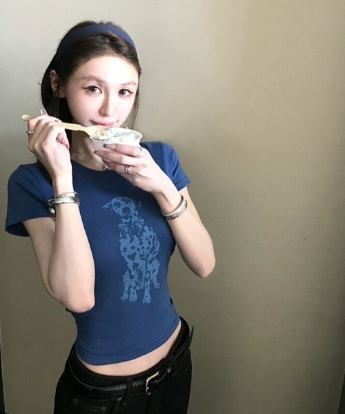 Sibra(シブラ)の「ヴィンテージライクドッグプリントコンパクトフィットTシャツ(Tシャツ/カットソー・レディース・ブルー/ホワイト/ブラック・M)」の11枚目の写真