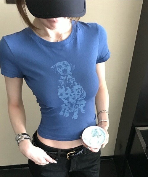 Sibra(シブラ)の「ヴィンテージライクドッグプリントコンパクトフィットTシャツ(Tシャツ/カットソー・レディース・ブルー/ホワイト/ブラック・M)」の9枚目の写真