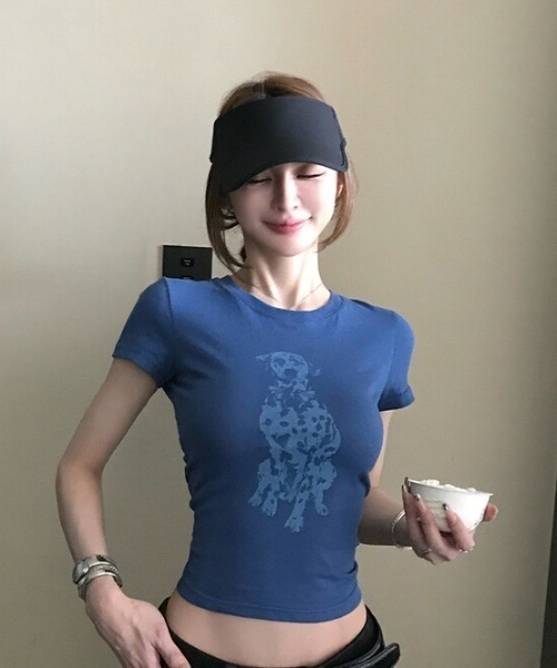 Sibra(シブラ)の「ヴィンテージライクドッグプリントコンパクトフィットTシャツ(Tシャツ/カットソー・レディース・ブルー/ホワイト/ブラック・M)」の5枚目の写真