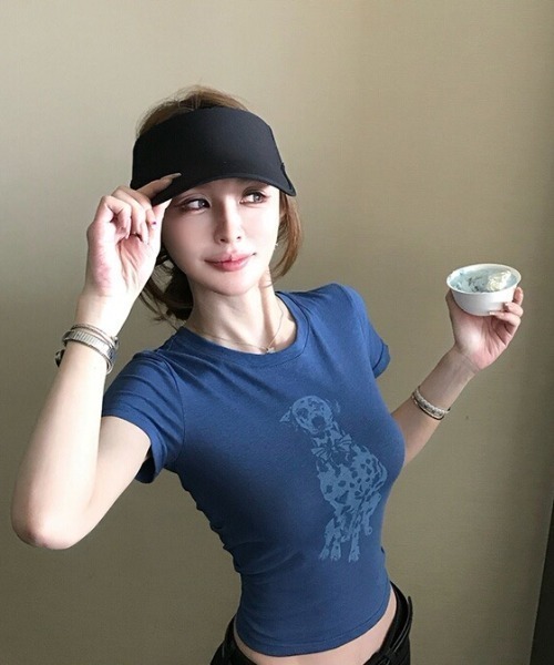 Sibra(シブラ)の「ヴィンテージライクドッグプリントコンパクトフィットTシャツ(Tシャツ/カットソー・レディース・ブルー/ホワイト/ブラック・M)」の7枚目の写真