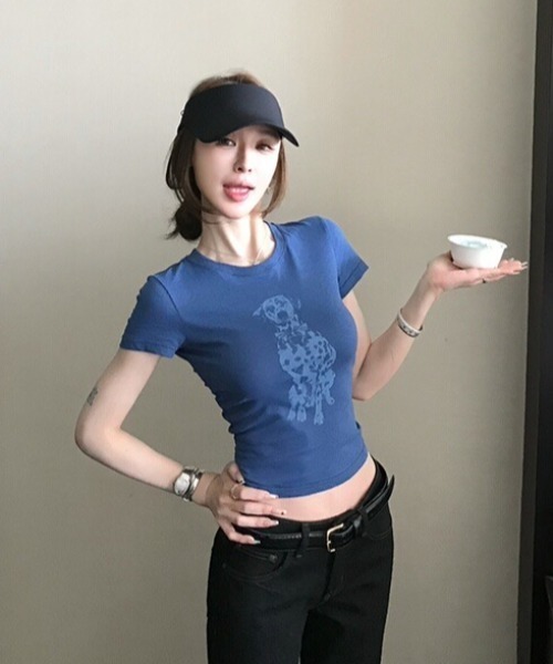 Sibra(シブラ)の「ヴィンテージライクドッグプリントコンパクトフィットTシャツ(Tシャツ/カットソー・レディース・ブルー/ホワイト/ブラック・M)」の8枚目の写真