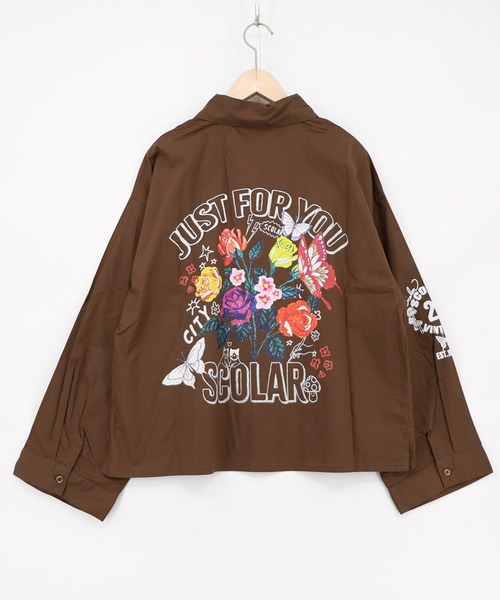 ScoLar(スカラー)の「163620:2素材展開 ポップロゴお花バックプリントシャツ(シャツ/ブラウス・レディース・ブラウン/オフホワイト/ブルー・M)」の3枚目の写真