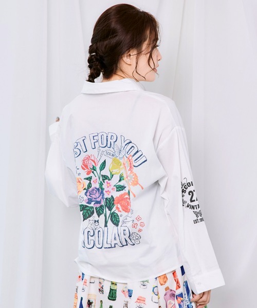 ScoLar(スカラー)の「163620:2素材展開 ポップロゴお花バックプリントシャツ(シャツ/ブラウス・レディース・ブラウン/オフホワイト/ブルー・M)」の2枚目の写真