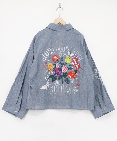 ScoLar(スカラー)の「163620:2素材展開 ポップロゴお花バックプリントシャツ(シャツ/ブラウス・レディース・ブラウン/オフホワイト/ブルー・M)」の1枚目の写真