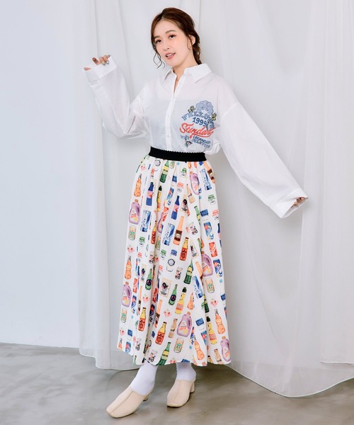 ScoLar(スカラー)の「163620:2素材展開 ポップロゴお花バックプリントシャツ(シャツ/ブラウス・レディース・ブラウン/オフホワイト/ブルー・M)」の4枚目の写真