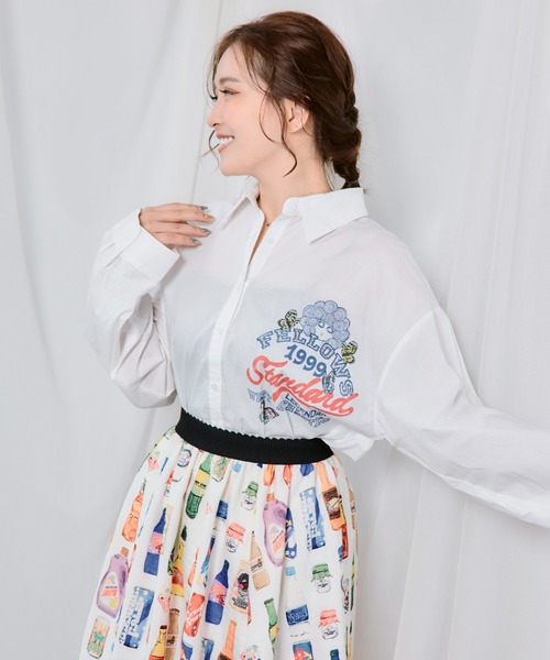ScoLar(スカラー)の「163620:2素材展開 ポップロゴお花バックプリントシャツ(シャツ/ブラウス・レディース・ブラウン/オフホワイト/ブルー・M)」の5枚目の写真