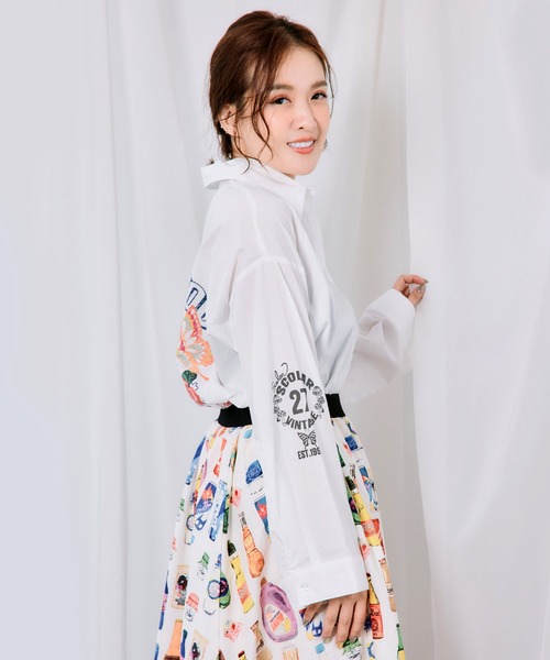 ScoLar(スカラー)の「163620:2素材展開 ポップロゴお花バックプリントシャツ(シャツ/ブラウス・レディース・ブラウン/オフホワイト/ブルー・M)」の6枚目の写真