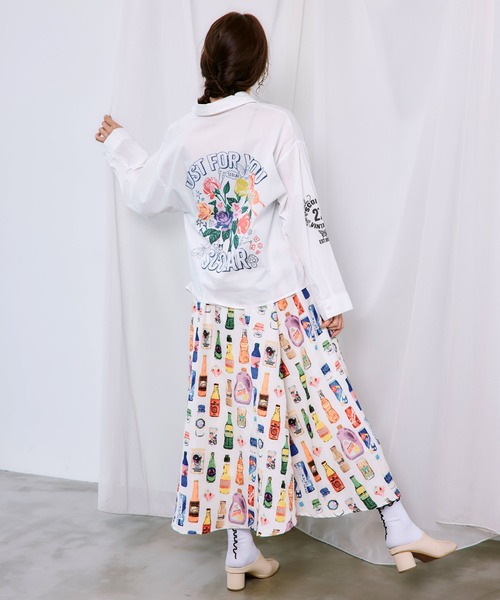 ScoLar(スカラー)の「163620:2素材展開 ポップロゴお花バックプリントシャツ(シャツ/ブラウス・レディース・ブラウン/オフホワイト/ブルー・M)」の7枚目の写真