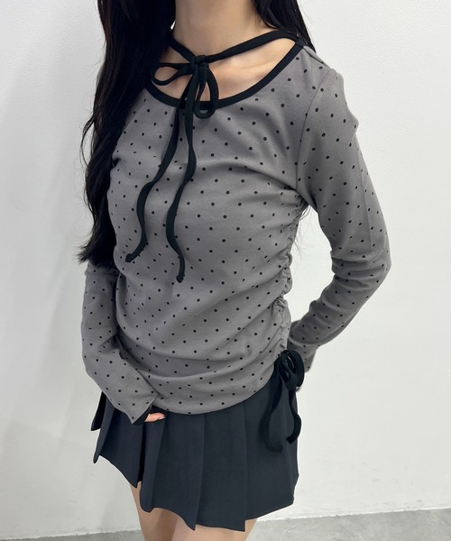 PHILLY(フィリー)の「パイピングチョーカードットトップス(Tシャツ/カットソー・レディース・ホワイト/チャコールグレー・FREE)」の2枚目の写真