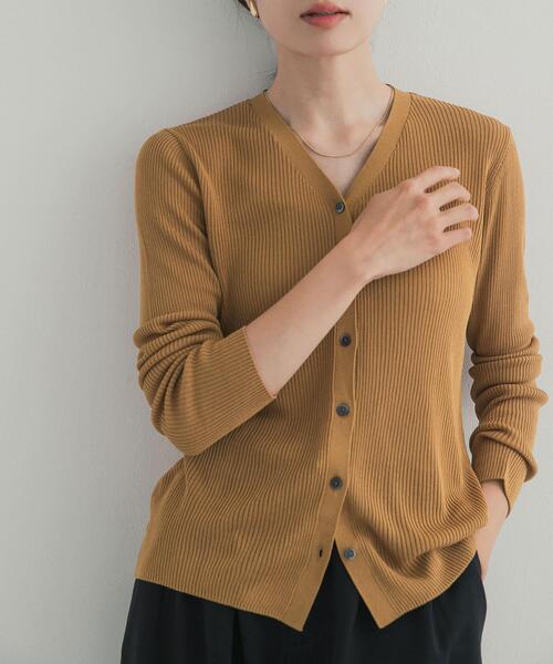 URBAN RESEARCH DOORS(アーバンリサーチドアーズ)の「『WEB限定』Vネックリブカーディガン 26AW(カーディガン/ボレロ・レディース・チャコールグレー/レッド/イエロー系その他/ブラック・FREE)」の3枚目の写真
