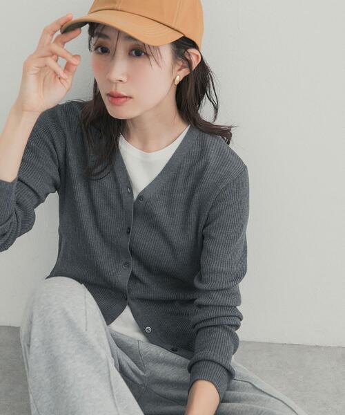 URBAN RESEARCH DOORS(アーバンリサーチドアーズ)の「『WEB限定』Vネックリブカーディガン 26AW(カーディガン/ボレロ・レディース・チャコールグレー/レッド/イエロー系その他/ブラック・FREE)」の13枚目の写真