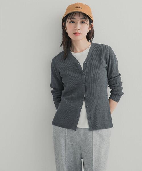 URBAN RESEARCH DOORS(アーバンリサーチドアーズ)の「『WEB限定』Vネックリブカーディガン 26AW(カーディガン/ボレロ・レディース・チャコールグレー/レッド/イエロー系その他/ブラック・FREE)」の14枚目の写真