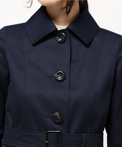 BLUE LABEL CRESTBRIDGE（ブルーレーベルクレストブリッジ）の「コットンギャバジン　シングルコート（ステンカラーコート・レディース・ベージュ/ネイビー・38/36）」の4枚目の写真