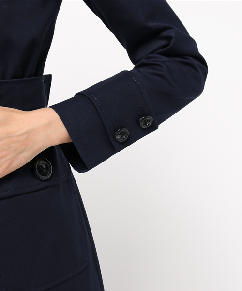 BLUE LABEL CRESTBRIDGE（ブルーレーベルクレストブリッジ）の「コットンギャバジン　シングルコート（ステンカラーコート・レディース・ベージュ/ネイビー・38/36）」の5枚目の写真