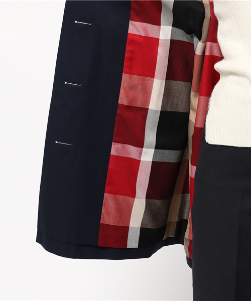 BLUE LABEL CRESTBRIDGE（ブルーレーベルクレストブリッジ）の「コットンギャバジン　シングルコート（ステンカラーコート・レディース・ベージュ/ネイビー・38/36）」の8枚目の写真