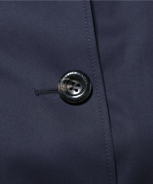 BLUE LABEL CRESTBRIDGE（ブルーレーベルクレストブリッジ）の「コットンギャバジン　シングルコート（ステンカラーコート・レディース・ベージュ/ネイビー・38/36）」の11枚目の写真