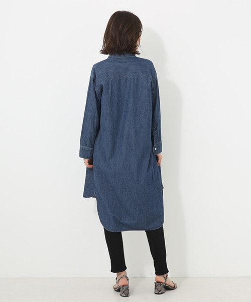 AZUL by moussy(アズールバイマウジー)の「ビッグポケットデニムシャツOP(ワンピース・レディース・ライトブルー/ブルー・MEDIUM/SMALL)」の19枚目の写真