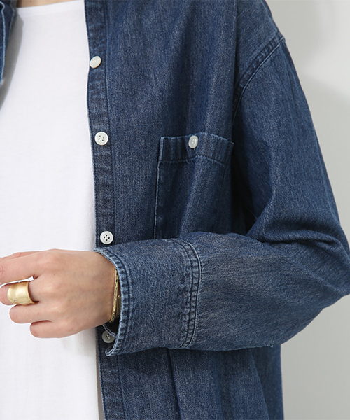 AZUL by moussy(アズールバイマウジー)の「ビッグポケットデニムシャツOP(ワンピース・レディース・ライトブルー/ブルー・MEDIUM/SMALL)」の4枚目の写真