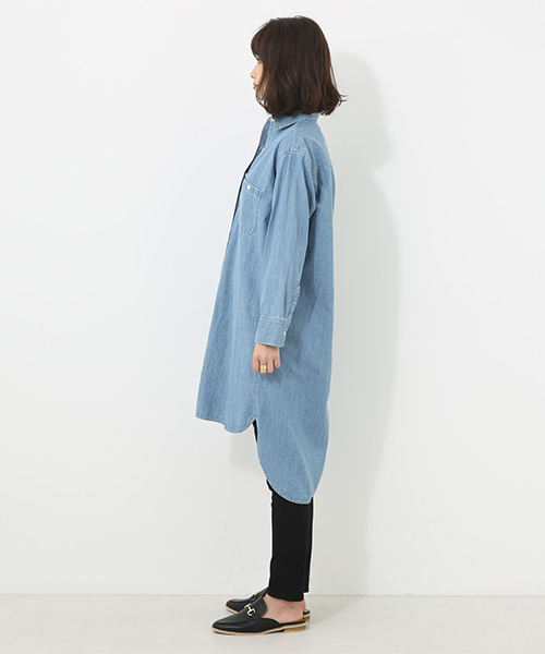 AZUL by moussy(アズールバイマウジー)の「ビッグポケットデニムシャツOP(ワンピース・レディース・ライトブルー/ブルー・MEDIUM/SMALL)」の18枚目の写真