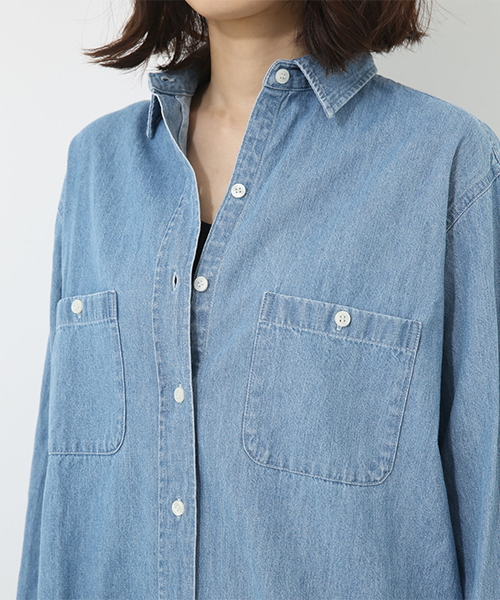 AZUL by moussy(アズールバイマウジー)の「ビッグポケットデニムシャツOP(ワンピース・レディース・ライトブルー/ブルー・MEDIUM/SMALL)」の16枚目の写真