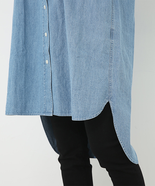 AZUL by moussy(アズールバイマウジー)の「ビッグポケットデニムシャツOP(ワンピース・レディース・ライトブルー/ブルー・MEDIUM/SMALL)」の5枚目の写真