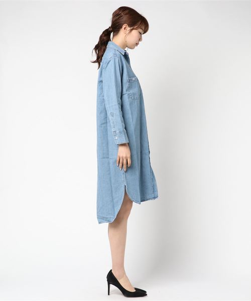 AZUL by moussy(アズールバイマウジー)の「ビッグポケットデニムシャツOP(ワンピース・レディース・ライトブルー/ブルー・MEDIUM/SMALL)」の14枚目の写真
