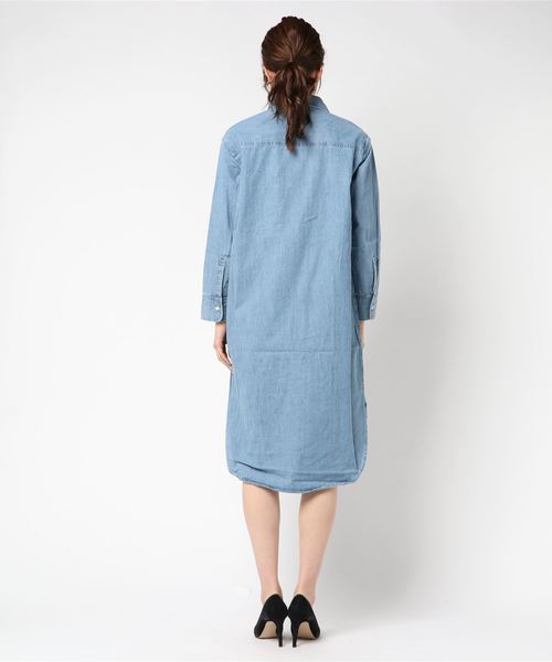 AZUL by moussy(アズールバイマウジー)の「ビッグポケットデニムシャツOP(ワンピース・レディース・ライトブルー/ブルー・MEDIUM/SMALL)」の3枚目の写真
