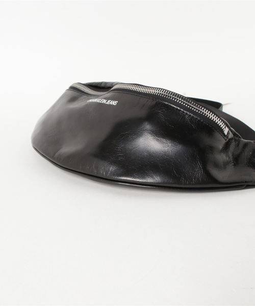 Calvin Klein Jeans Accessory（カルバン・クラインジーンズアクセサリー）の「レザー ストリート ボディ バッグ（ボディバッグ/ウエストポーチ・メンズ・ブラック/ホワイト・FREE）」の4枚目の写真