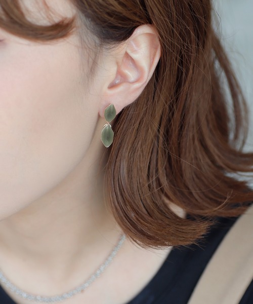 ANEMONE（アネモネ）の「ダブルヘキサゴンのつやつやミニイヤリング（イヤリング・レディース・ベージュ/ブラウン/ブルー/グリーン/ライトピンク・FREE）」の3枚目の写真