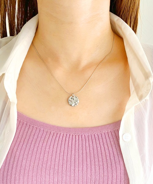 CLEA（クレア）の「Crush round plate ネックレス（ネックレス・レディース・シルバー/ゴールド・FREE）」の2枚目の写真